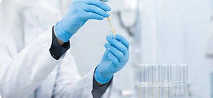 دستان یک محقق در حال انجام آزمایش